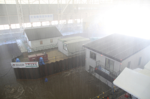 地球温暖化などの影響で豪雨が増えている近年。河川の近くだけでなくとも水害のリスクが高くなってきています。日本初の「耐水害住宅」を開発いたしました