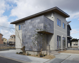 ３５坪のモダンな２階建て。吹き抜けもあり、人気の間取りになります。
全館床暖房もいっしょにご体感いただけます♪
