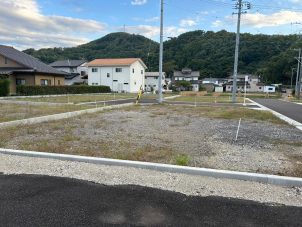 屋代保育園まで約1000m、屋代小学校まで約800m、屋代中学校まで約750mと安心の子育て環境！