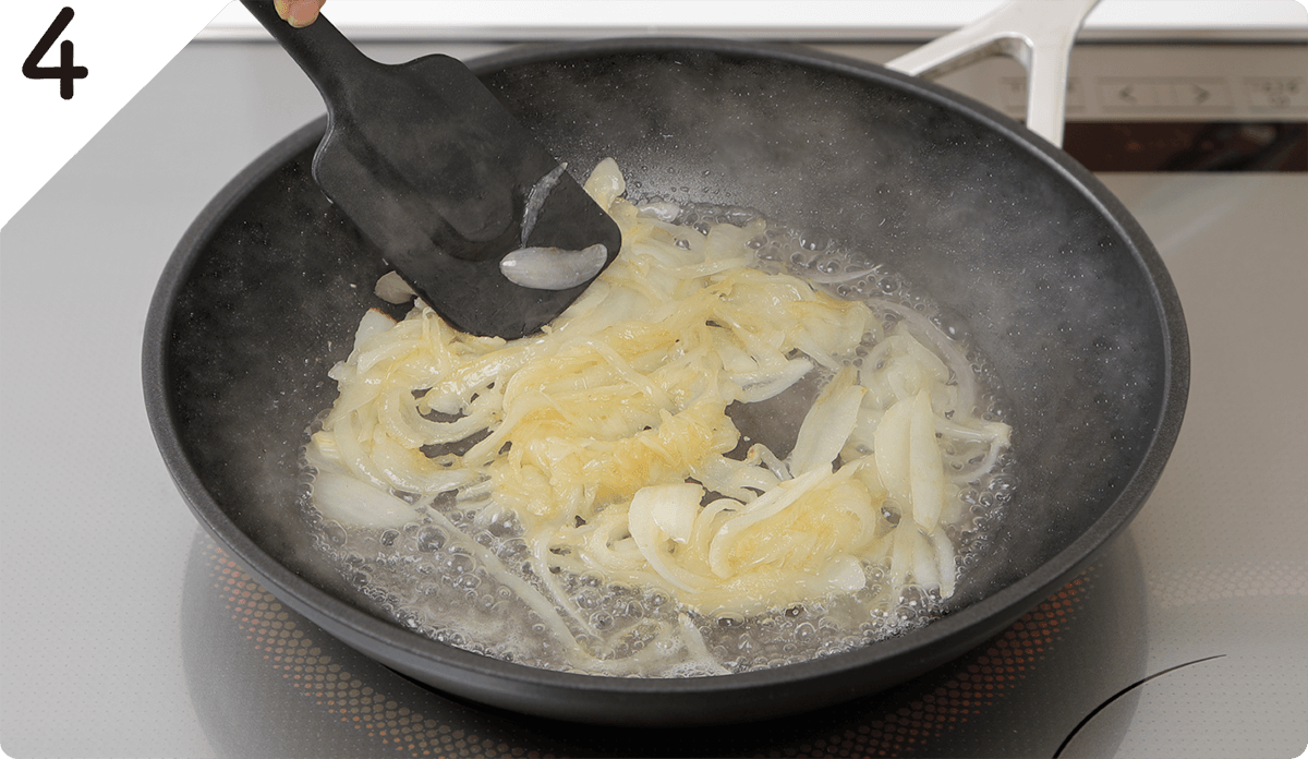 フライパンにバターを中弱火で熱し、たまねぎをしんなりするまで炒める。小麦粉をふり入れて軽く混ぜ、白ワインを加えて煮詰める。