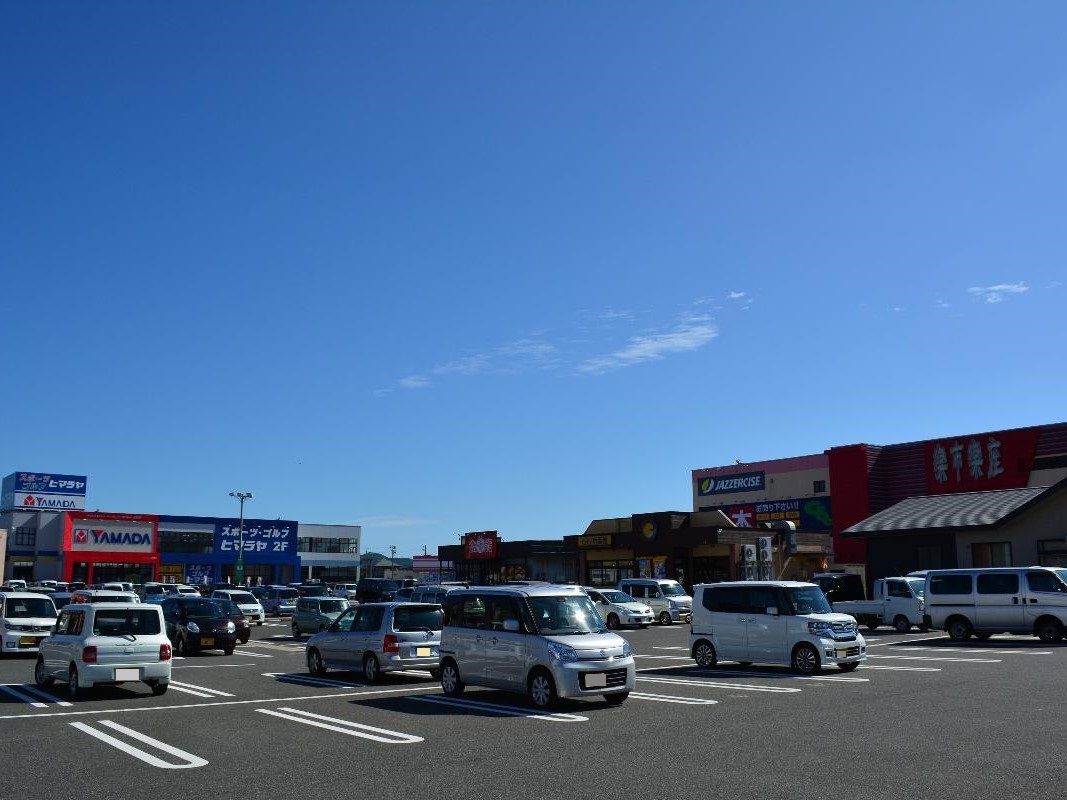 コスタ行橋まで約1.4km（徒歩18分／車で約5分）　9時～21時まで営業。ダイソー(コスタ行橋店)、ドン・キホーテ(コスタ行橋店)、TSUTAYA(コスタ行橋店)などもあります。