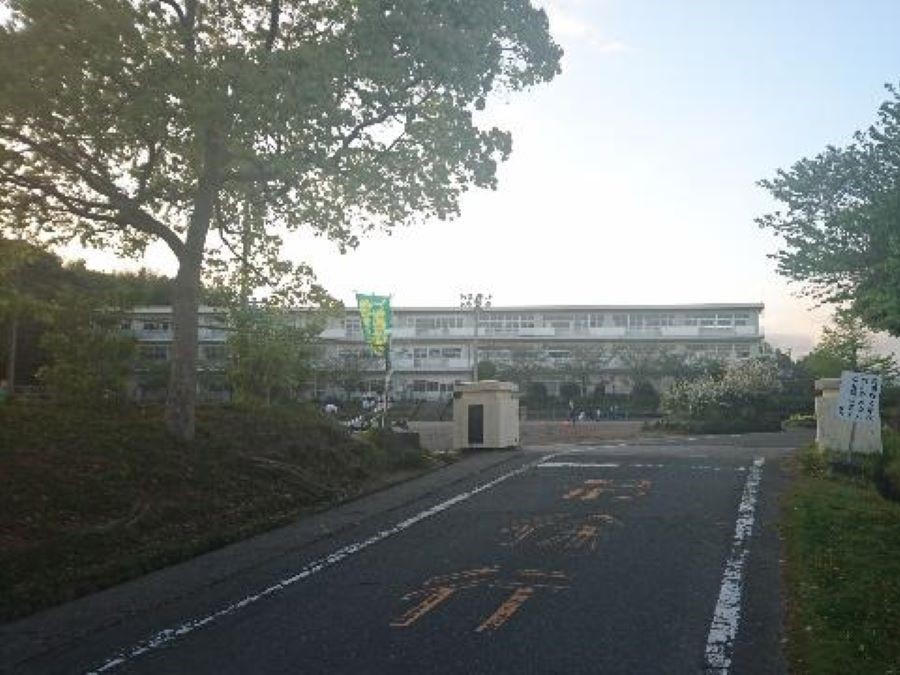 城北小学校まで約1.2km～1.3km（徒歩15分～17分）　緑も多く良い環境の小学校です。ママもパパも安心してお子様を送り出せますね。お子様だけでなく、ご両親も安心出来る環境でのびのびと暮らせます！