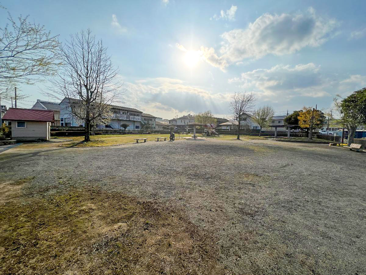 二枚橋公園まで約1.5km（徒歩19分）　大きな多目的広場のほかに、遊具や砂場もあります。お散歩にちょうど良い距離！近くにコンビニとスーパーがあるので、ちょっとした休憩に利用できます。