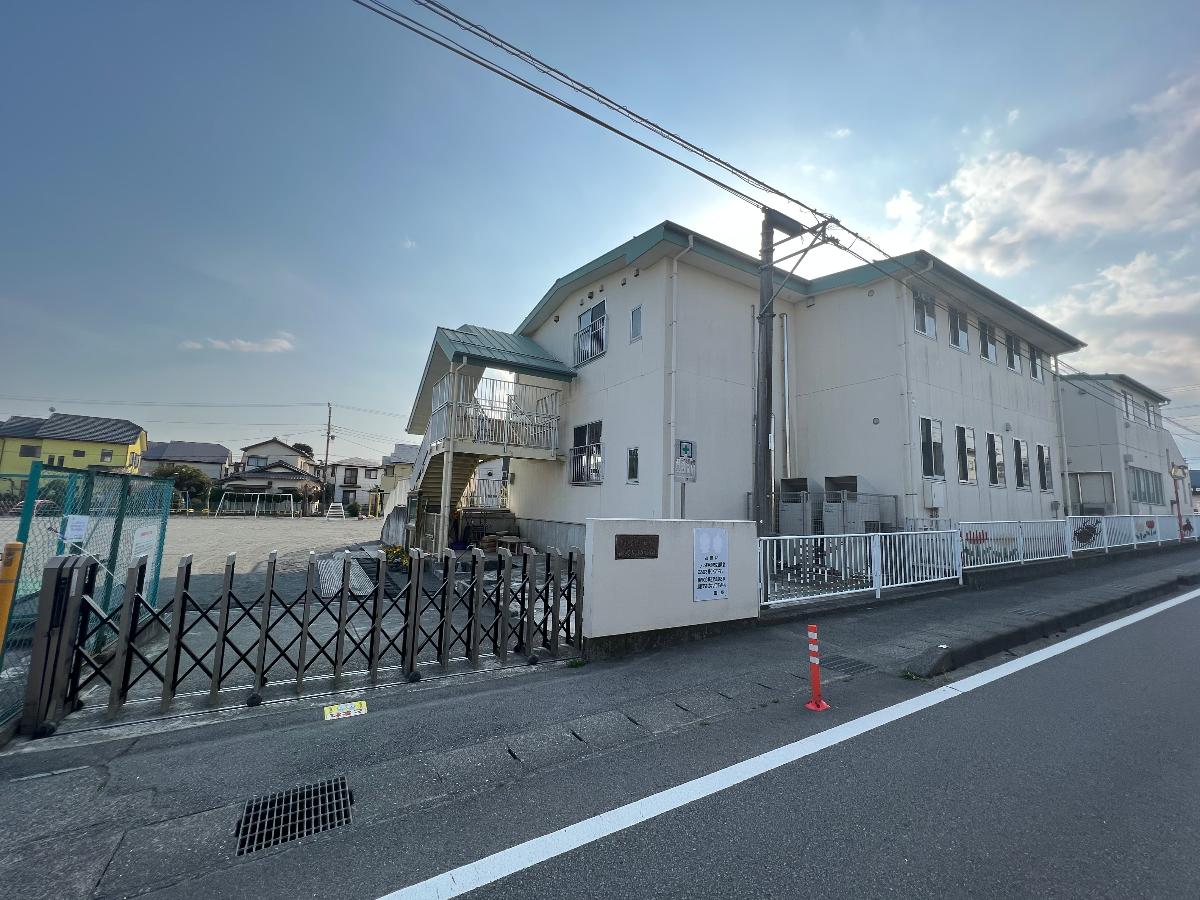 御殿場幼稚園まで約1.4km　車で約5分の距離！市内で1番の園児数を誇る幼稚園です。3つの広い園庭では、たくさんのお友達と仲良くなれます。駐車場が完備されているので、お車での送迎も安心ですね♪