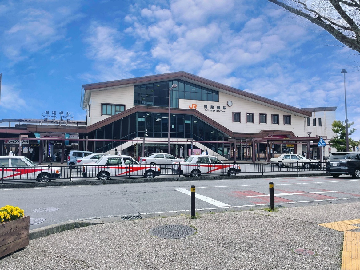 御殿場駅まで約2.2km（車で約6分）　移動の中心。御殿場駅までほぼ平坦なので自転車やウォーキングを兼ねて徒歩で通勤もありですね。