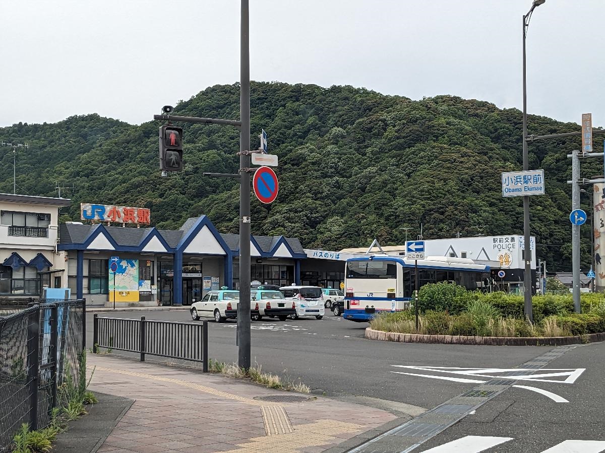 JR小浜駅まで約1.7km（徒歩22分／車で約5分）　無料駐車場がありとっても便利！通勤・通学で電車利用しやすい環境です。