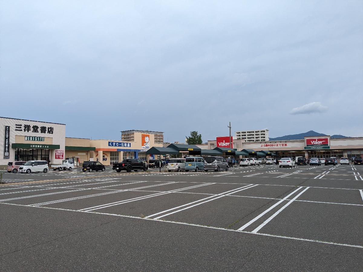 バロー小浜店まで約600m（車で約1分）　駐車場が広くて出入りしやすく、車でのお買い物にぴったりです。店内も広々としていて、品揃えが豊富なスーパーマーケットです。／営業時間：10時～20時