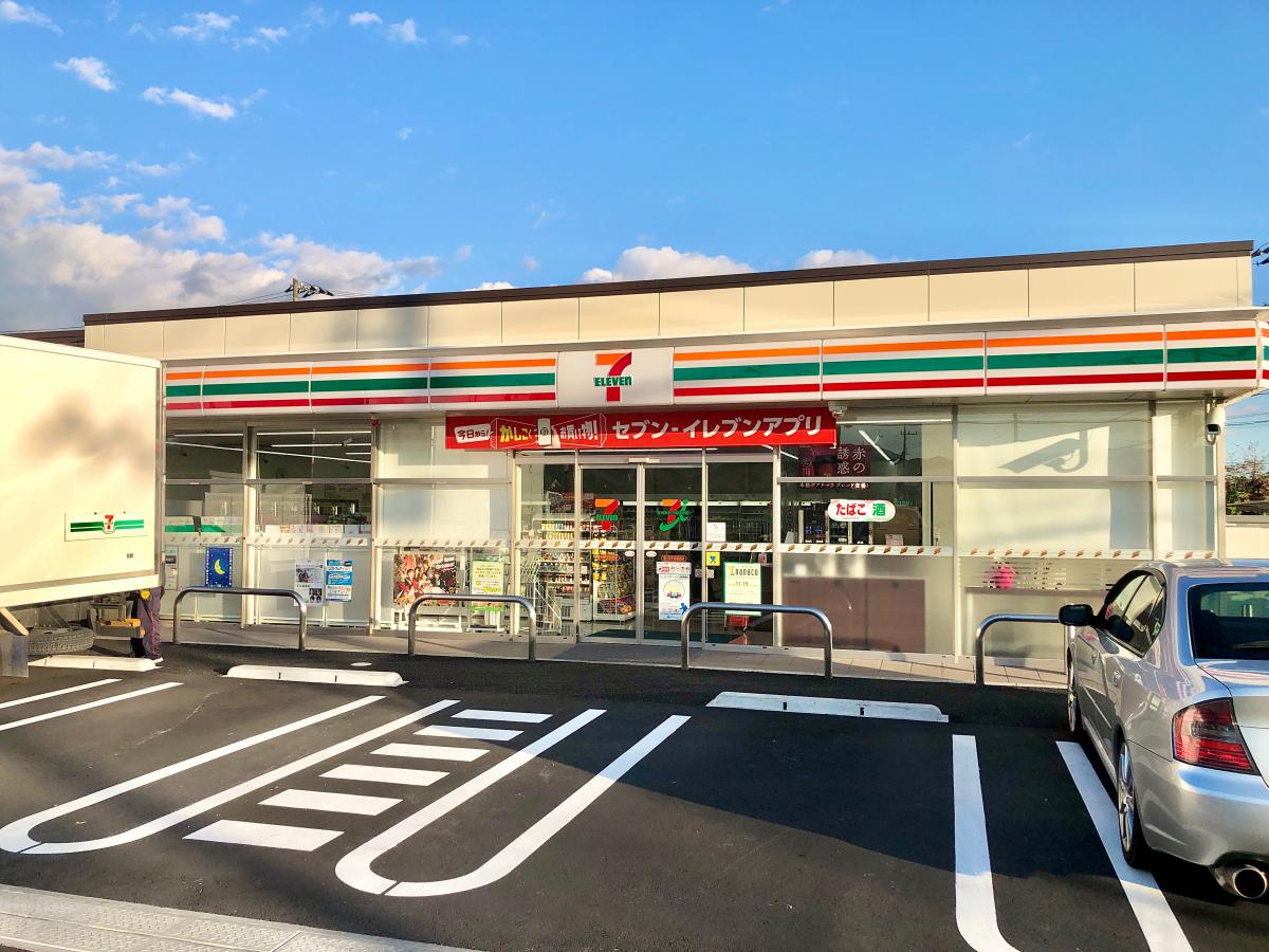 セブンイレブン　富士宮万野原南店まで約80m（徒歩1分）　登山道沿いで駐車場も広々のコンビニです。