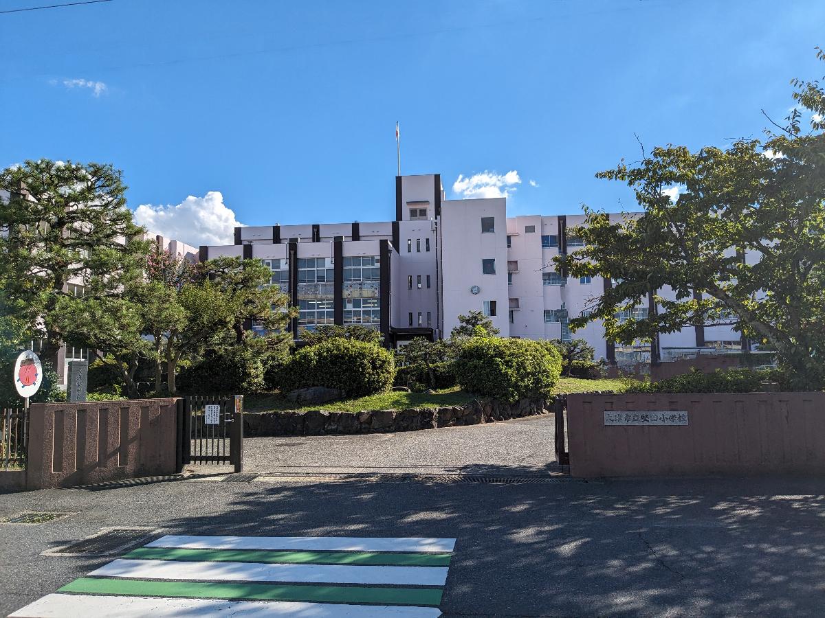 堅田小学校まで約1.5km（徒歩19分）　創立150年を迎えました。住宅街にある環境の良い人気の小学校です。