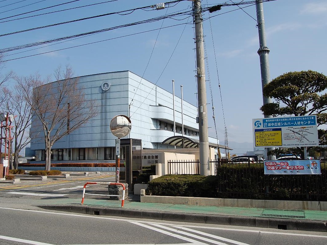 昭和町総合会館まで約1.6km（徒歩20分／車で約5分）　中学校、役場に隣接しています。ホールの他、図書館・体育館・温水プール・ジムが敷地内にあります。温水プール・ジムの利用料は町民であれば大人300円。大いにご活用下さい。