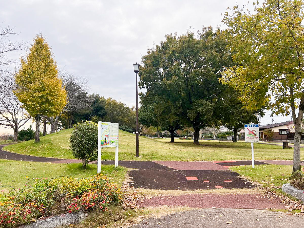 秋津三丁目公園まで約700m（徒歩9分）　公園の中には水路や、築山、ウォーキングコースがあり、整備された自然の中で、子供たちが安心して遊べる場所になっています。