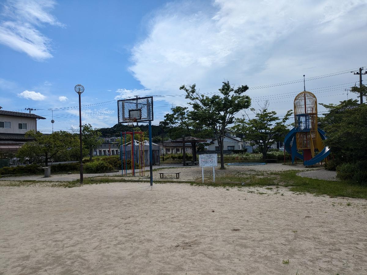 前川田公園まで約20m（徒歩1分）　分譲地目の前に公園があります。
遊具も整っており、休日にお子様が遊ぶ姿が見られます。
