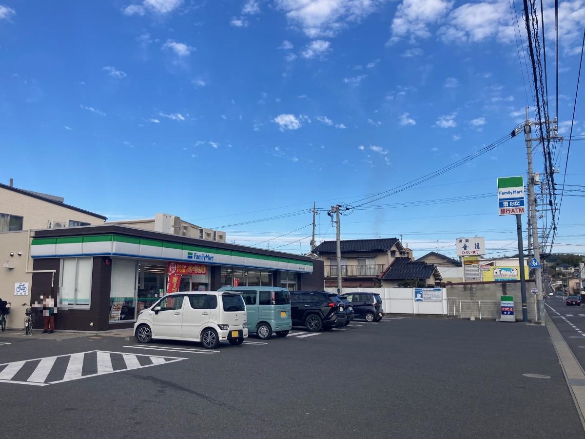 ファミリーマート　岡山平井七丁目店まで約670m（車で約2分）　急なお買い物に便利。惣菜・冷凍食品も充実！お忙しい中での奥様の時短に一役買ってくれそうです。
