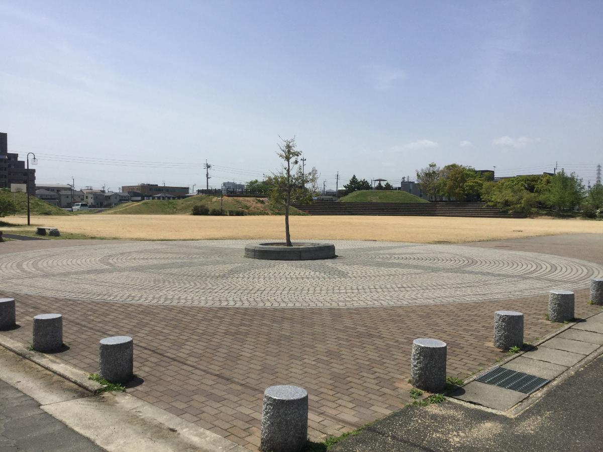 伏石中央公園まで約500m（徒歩7分）　大人もお子様と一緒に身体を動かすことができる公園です。