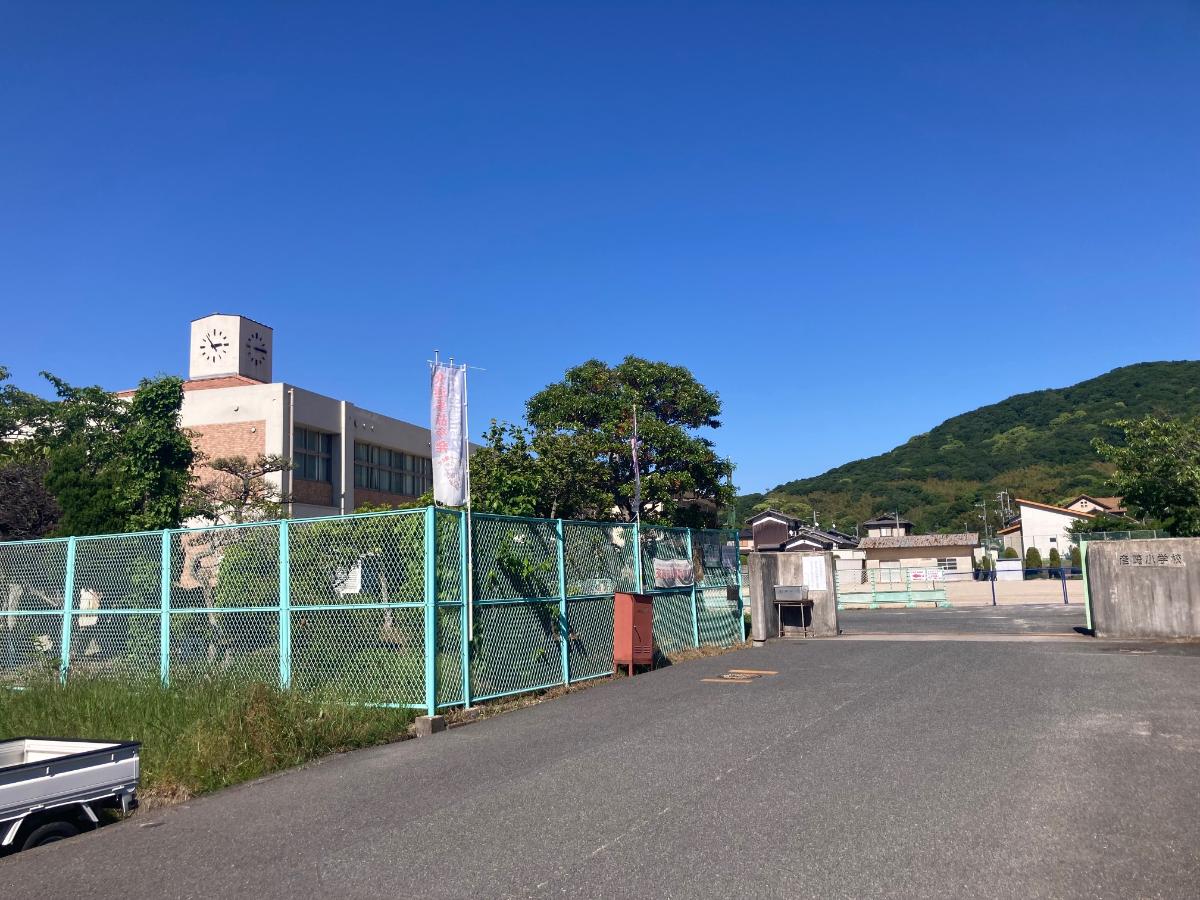 岡山市立彦崎小学校まで約232m（徒歩3分）　小学校まで徒歩3分！お子様だけで登校する不安も解消されそうです。
