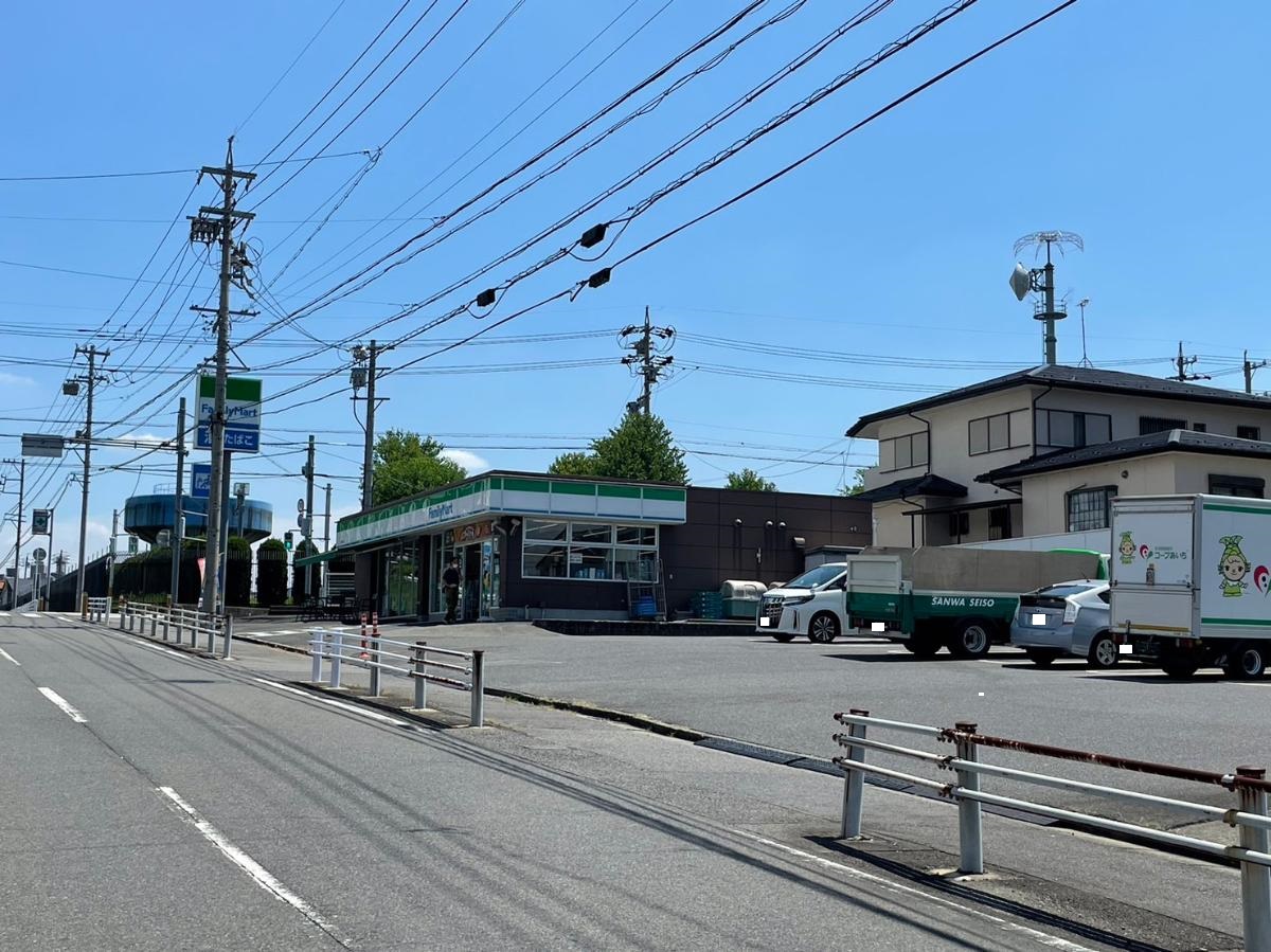 ファミリーマート高森台店　 まで約1km（徒歩13分）　お近くのコンビニエンスストアです。
道路側にテラスがあり椅子が置いてあります。