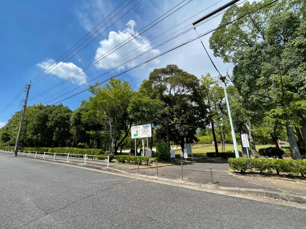 石尾公園 まで約1.5km（徒歩19分）　散歩コースが充実しています。南側は遊具があり、北側は広場になっています。
広場の所は木が生い茂っており、木洩れ日が心地良いです。
四季に応じた草木を楽しむことができます。