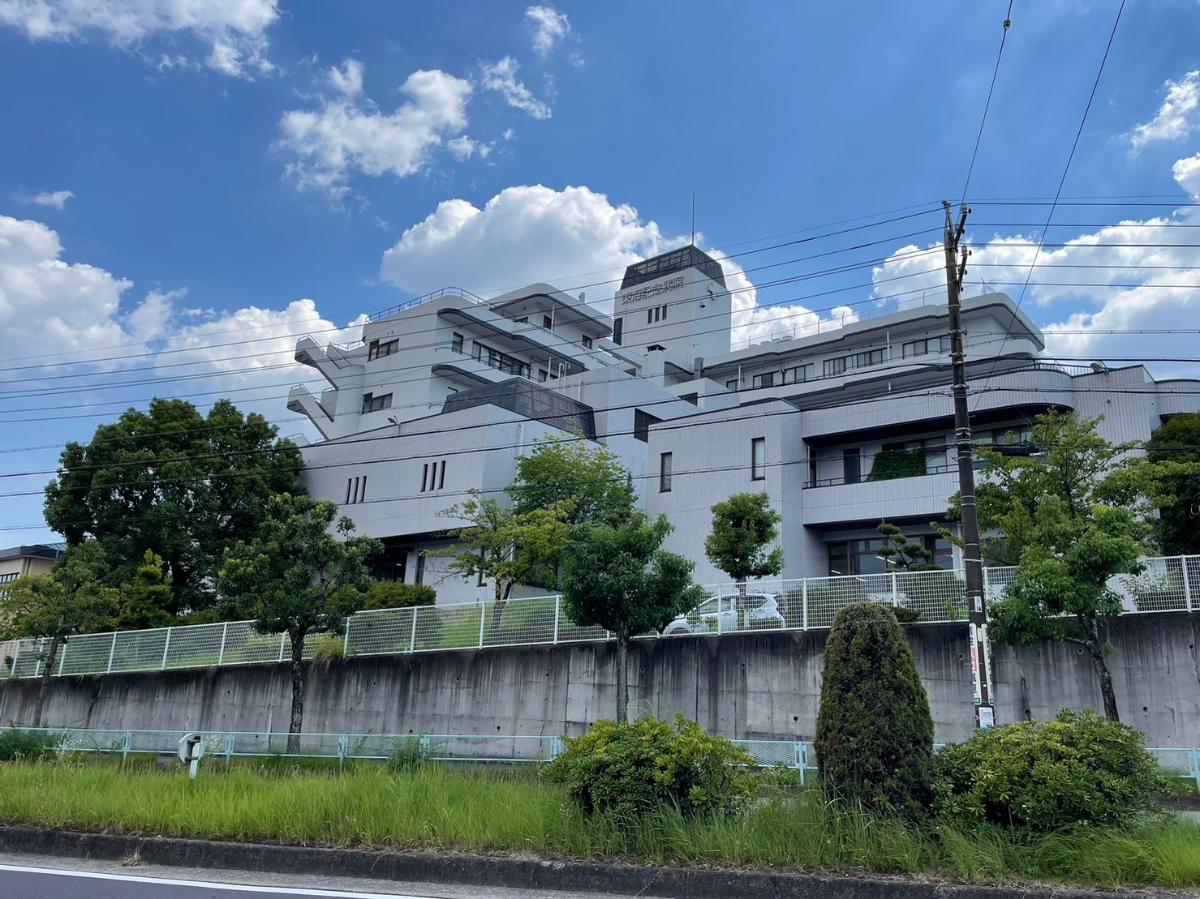 医療法人社団喜峰会 東海記念病院 まで約2.6km（徒歩33分）　【受付時間】8：00～11：30
【診療時間】9：00～12：00
【休診日】第1・3土曜日、日曜日、祝祭日及び12月31日 ～ 1月3日
【診療科】循環器内科/呼吸器内科/消化器内科/一般内科/脳神経内科/糖尿病内科/外科・肛門科/整形外科/心臓血管外科//脳神経外科/皮膚科/泌尿器科/眼科/耳鼻咽喉科/歯科/リハビリテーション科/乳腺外科/リウマチ科