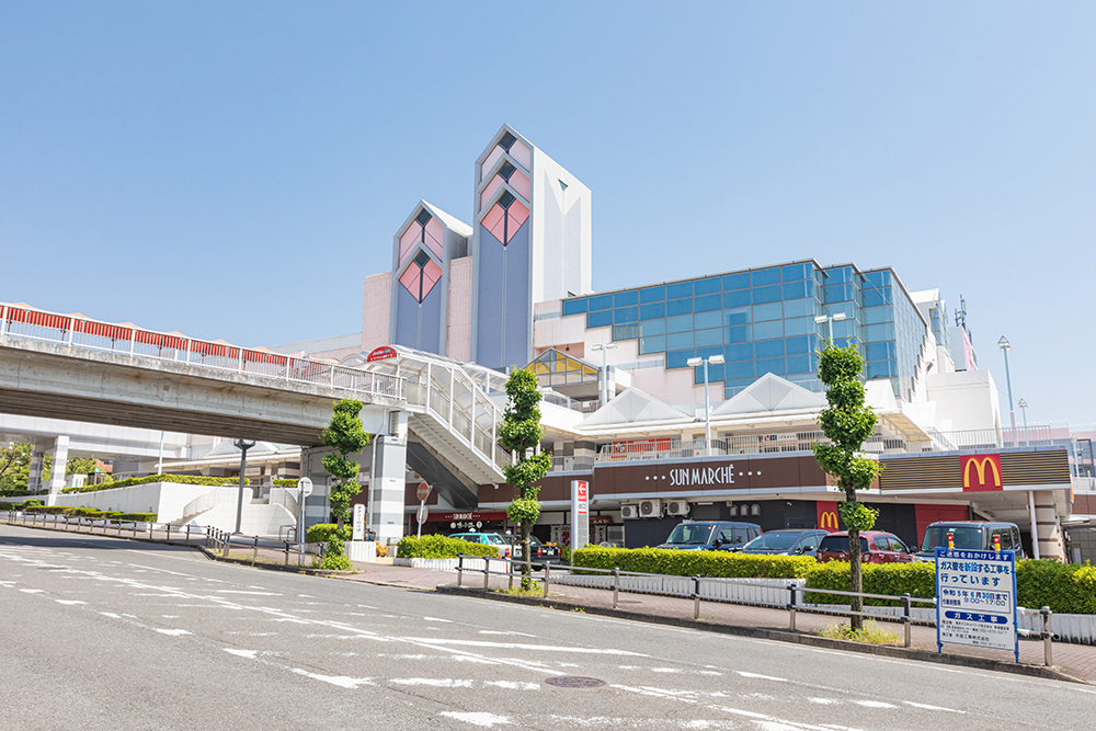 サンマルシェ南館まで約1.6km（徒歩20分／車で約5分）　【営業時間】10:00～20:00
サンマルシェは、アピタ高蔵寺店をはじめ各種の商業テナントが集積するショッピングセンターです。駐車場は広くかなりの台数が停まる立体駐車場と平面駐車場があります。