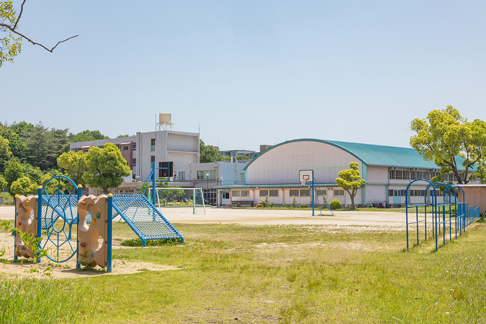 春日井市立高森台小学校 まで約780m（徒歩10分）　高蔵寺ニュータウンと共に歴史を紡いできた小学校です。
ニュータウン内でありながら周辺は一方通行の道に囲まれているため交通量も少なく比較的安全な環境です。
周辺に高森山公園があり、緑豊かな環境となっています。