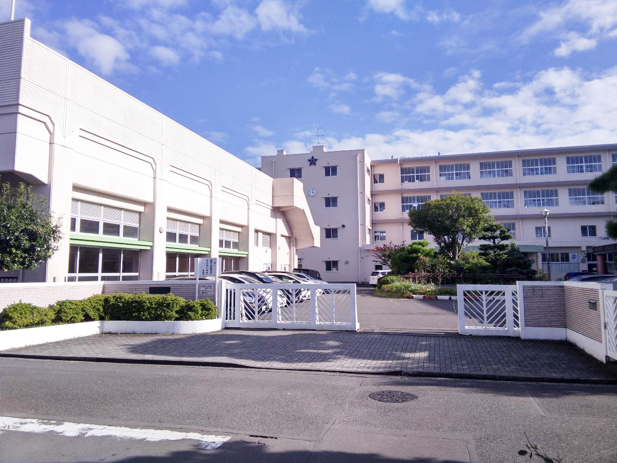 静岡市立長田南中学校まで約400m（徒歩5分）　お子さまの成長が著しいのが中学時代ですね。部活動に励んだり、勉強をがんばったり、大人になる第一歩を学ぶ場所です。