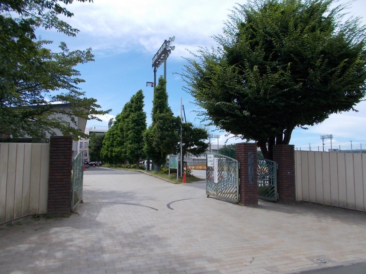 新曽中学校まで約1.6km（徒歩20分）　中学校までの道は歩道が設置されているため安全に通えます。