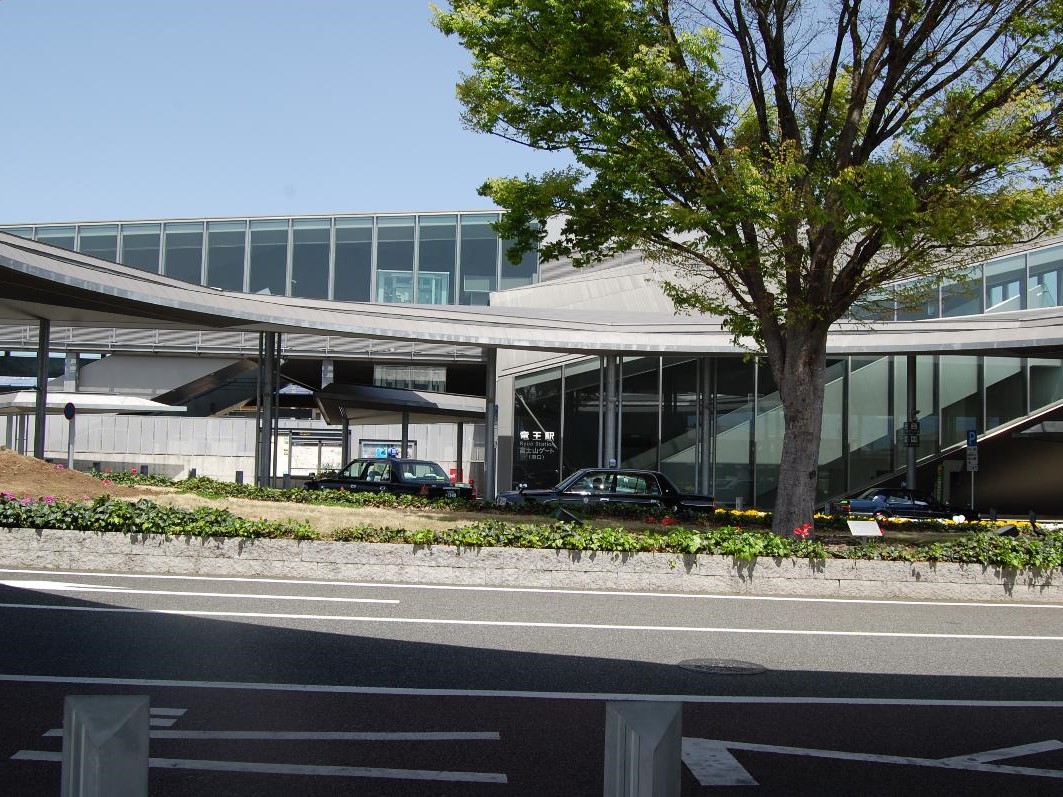 JR中央線「竜王駅」まで約1.2km（徒歩15分）　甲府駅まで1駅。また朝晩には竜王駅始発・終点の特急「かいじ」が運行されていて、東京方面へ行くのに大変便利です。高速バス停が隣接しており、東京方面はもちろん、成田・羽田空港、名古屋・大阪・京都・静岡方面へもバス1本でアクセス可能です。
