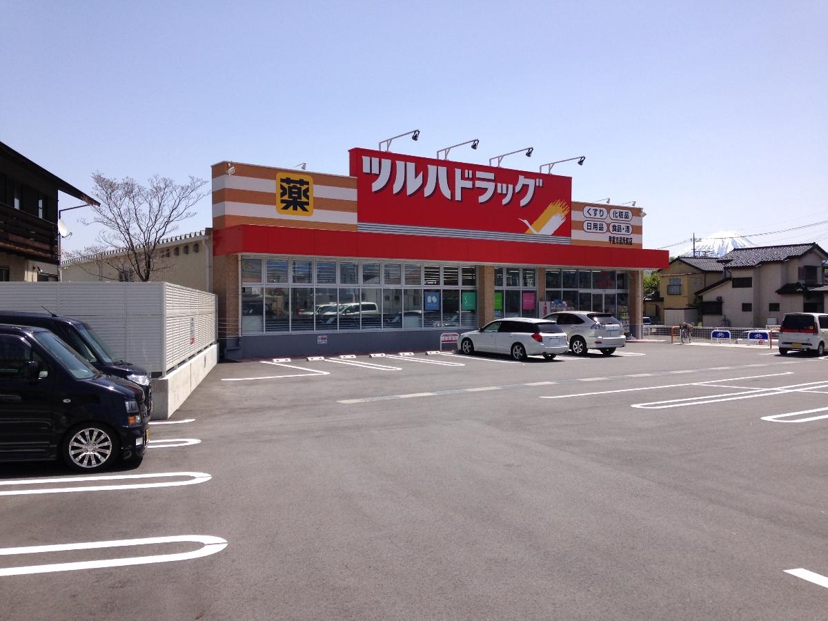 甲斐市篠原Ⅲ 土地 ツルハドラッグ甲斐市役所前店まで約450m～500m（徒歩6分～7分）　営業時間9:00～22:00。徒歩で行くのも便利ですが、当分譲地から学校周囲の道路を活用すると駐車場から幹線道路に出る時に簡単に出ることができます。女性は安心ですね。