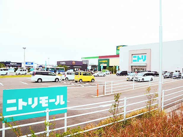 ニトリモール宮崎まで約1.1km（徒歩14分）　10時～21時。ファッションから生活用品、食品まで揃っているので週末は家族みんなでお買い物できますね。