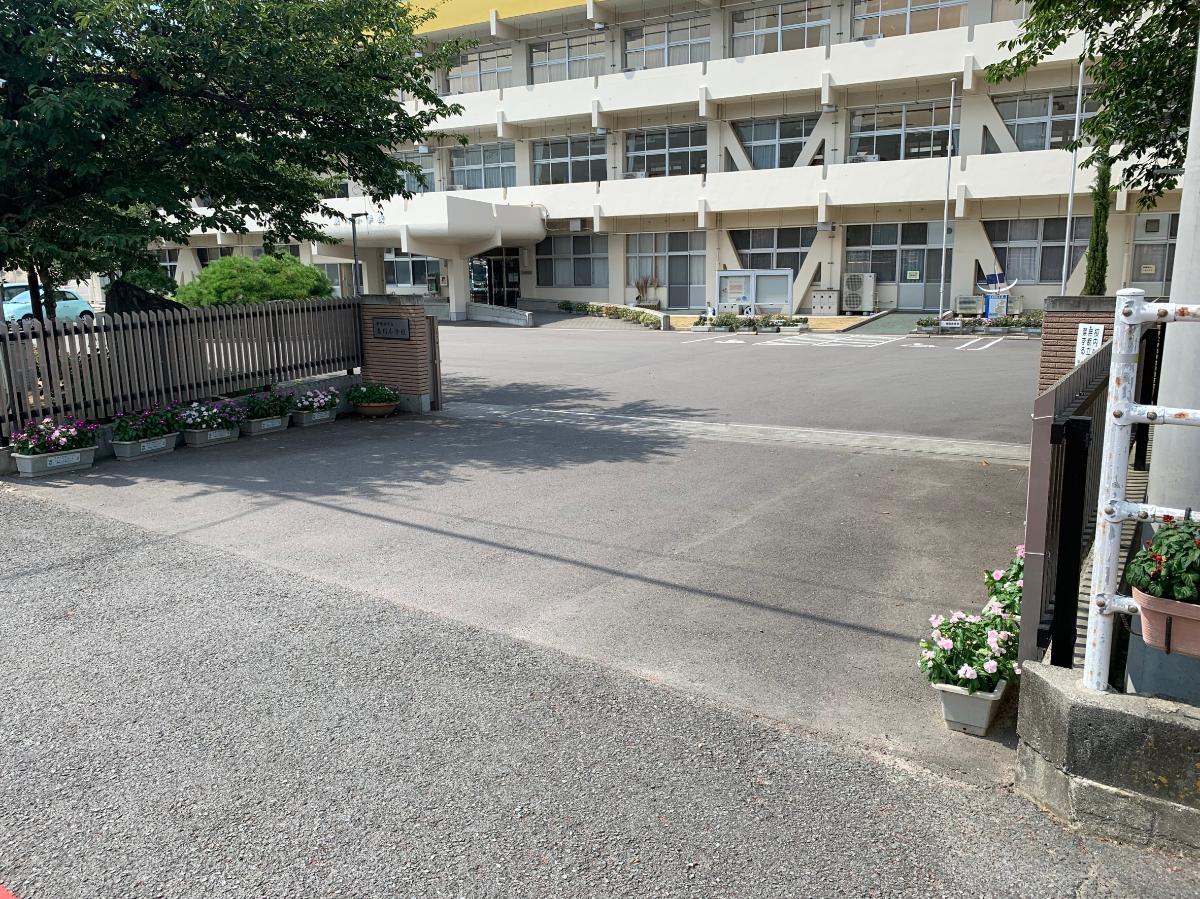 新居浜市立泉川小学校まで約2.3km（徒歩29分）　徒歩２６分。
児童数が非常に多い学校です。