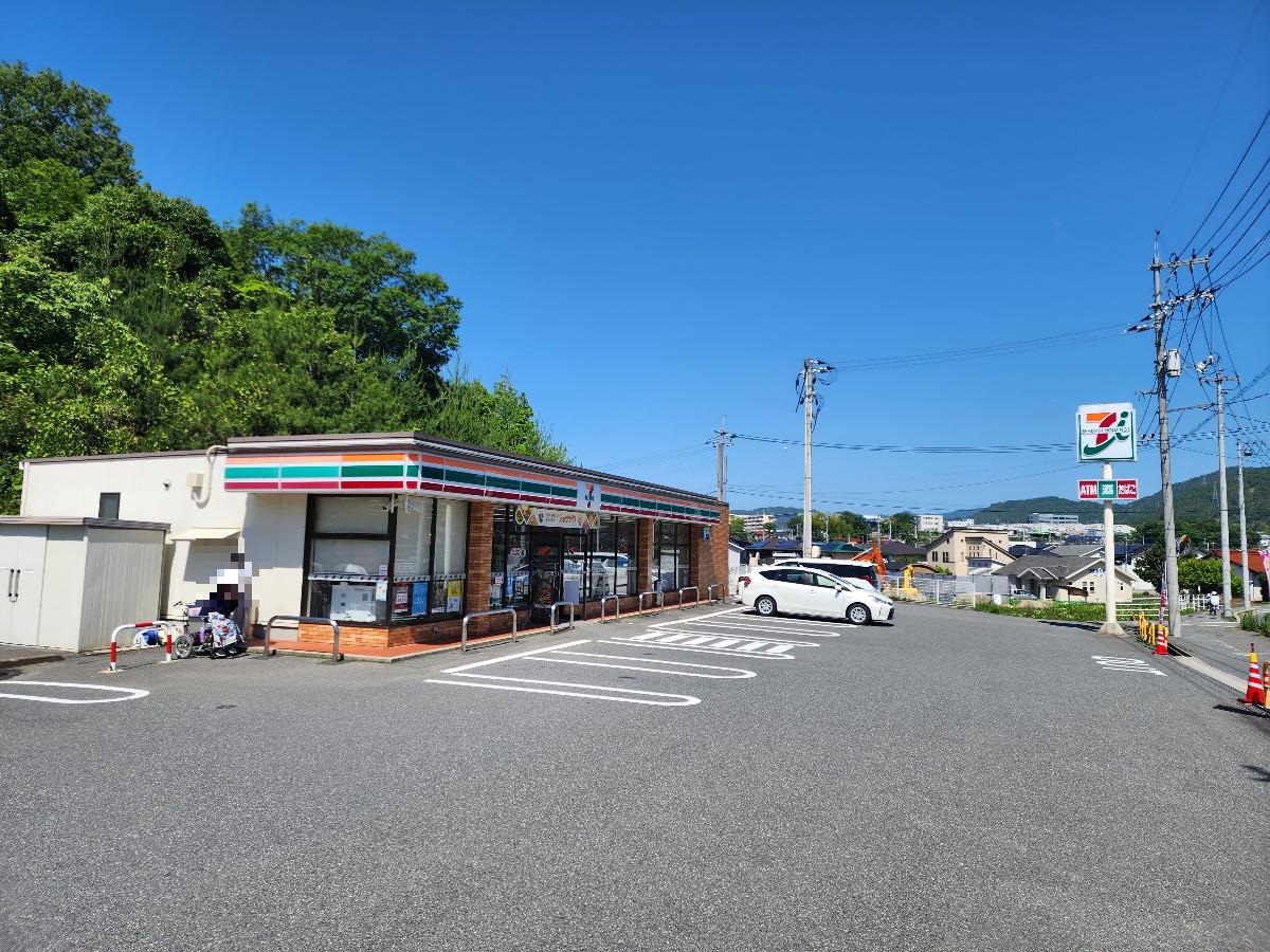 セブンイレブン東広島八本松米満店まで約400m（徒歩5分）　24時間営業