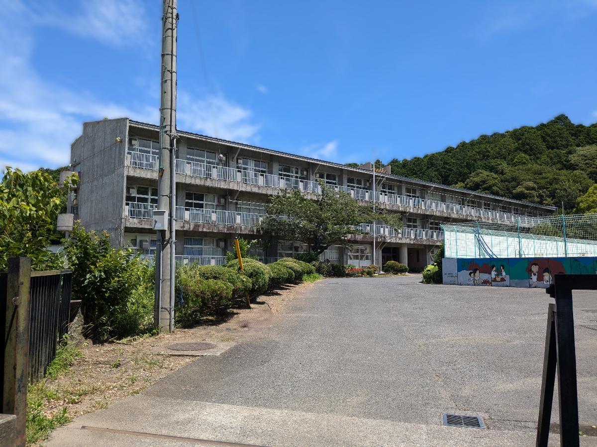 君津市立周南小学校まで約470m（徒歩6分）　周南小中一貫教育校　
【教育目標】夢を持ち、将来を切り拓くことのできる周南っ子の育成　
○周南を愛し、思いやりのある心を持てる子 ○何事にも粘り強く取り組む子 ○自ら学び続ける子
周南小学校　教育目標
「やる気！元気！思いやり！」のある児童の育成