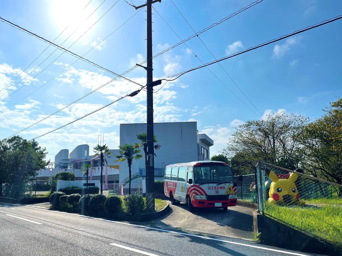 小鳩学園富士見幼稚園まで約400m～550m（徒歩5分～7分）　富士見幼稚園の教育目標は、「あかるい子」「げんきな子」「がんばる子」。幼稚園の様々な「遊び」を通じて自主、自立できる子をめざします。未就園のお子さまを対象に、ひよこ教室を開催しています。毎月、お歌を歌ったり、親子でふれあい遊びをしたり、読み聞かせや、製作をして楽しく過ごせます。