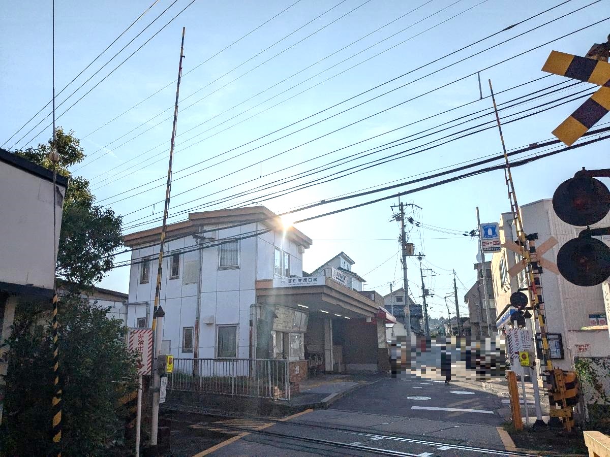 近鉄長野線「富田林西口」駅まで約1.9km（徒歩24分）　駅まで離れていますが、閑静な住宅街で静かに暮らしたいご家族におすすめです。