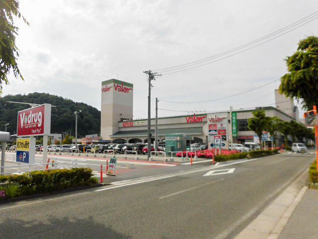 バロー高山店まで約1.4km（徒歩18分）　ここで大体のものが揃う大型ショッピングセンターです。