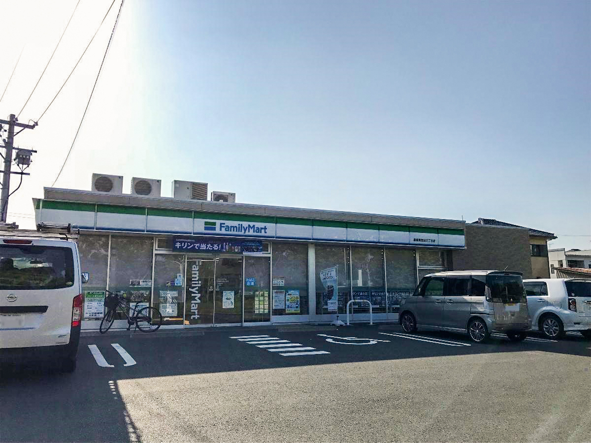 ファミリーマート東岩田3丁目店　まで約400m～440m（徒歩5分～6分）　24時間営業　最近ではチルド惣菜が人気のファミリーマート。公共料金の支払いやＡＴＭコーナーがあり暮らしに便利です。