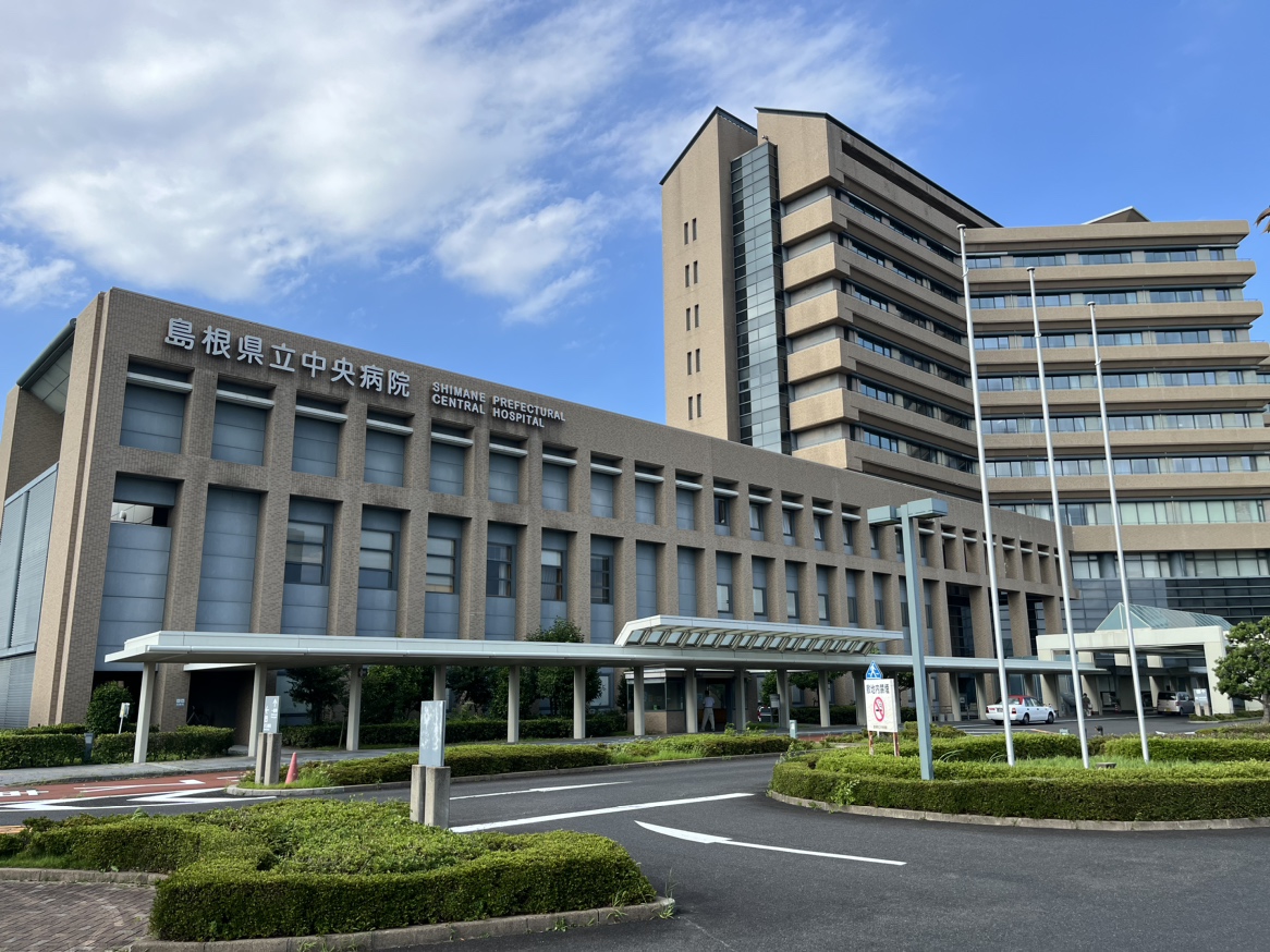 島根県立中央病院まで約1.2km（徒歩15分／車で約4分）　様々な専門科があり、体調がすぐれないときは子供から大人まで非常に安心です。