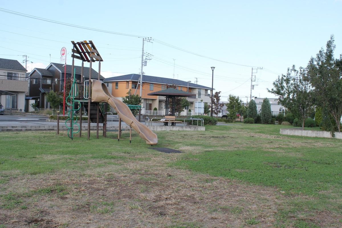 陣場ふれあい公園まで約650m（徒歩9分）　公園から地下を走るつくばエクスプレスを眺められます。屋根付きのベンチや水飲み場があります。