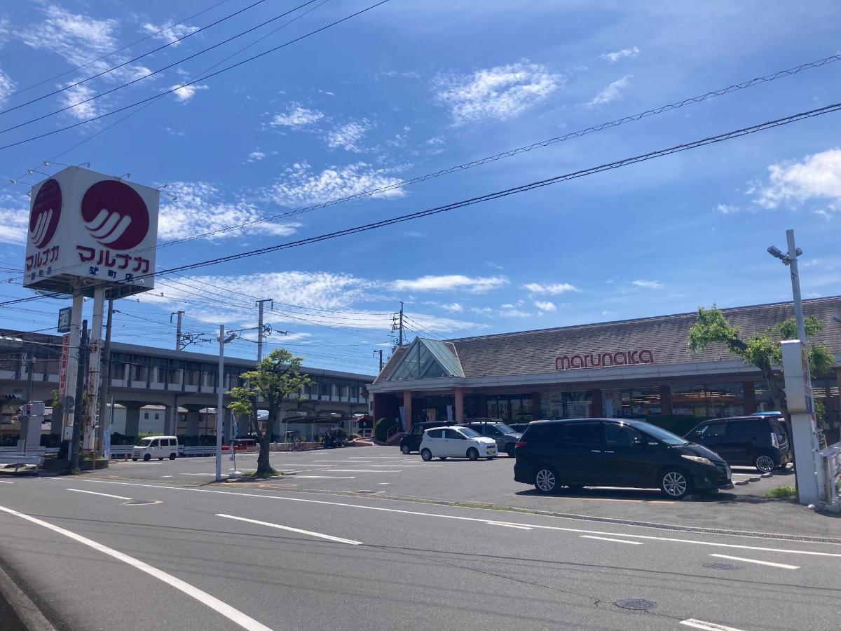 マルナカ雄町店まで約830m（車で約2分）　日用品や食料品など、毎日の生活で必要なものをすぐに買いに行ける距離です。
