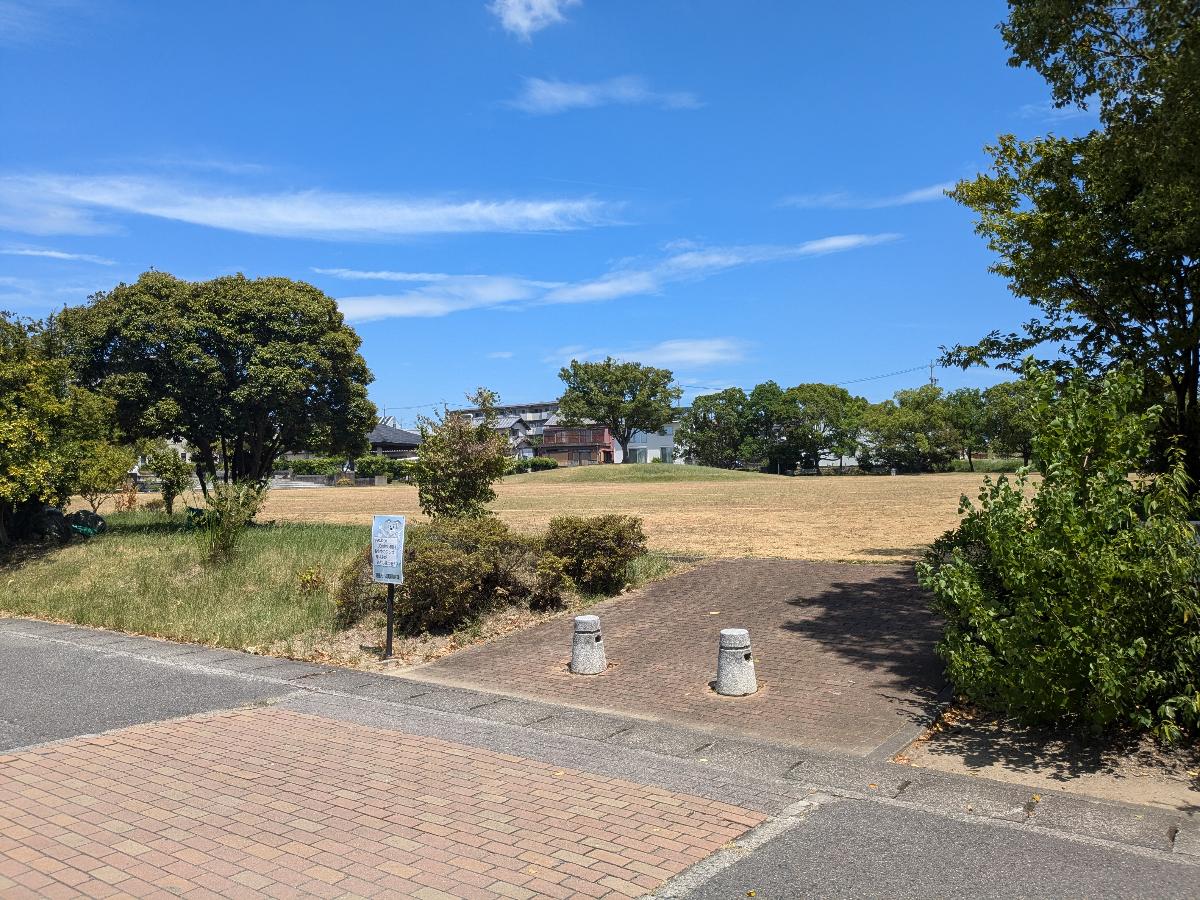 江島総合スポーツ公園まで約2.6km（車で約6分）　芝生広場やモニュメントのある「エントランス広場」でのびのび遊べる公園です。