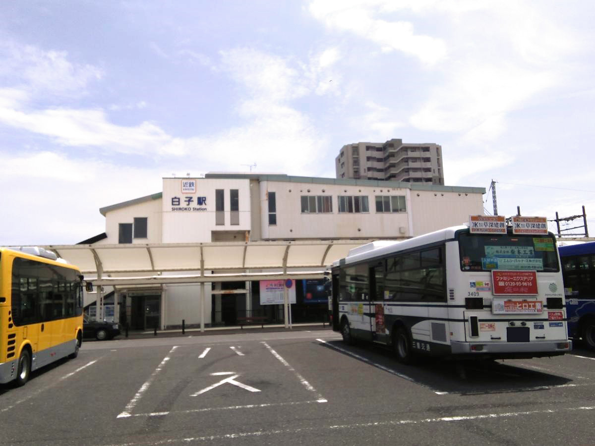 近鉄白子駅まで約2.7km（車で約7分）　特急電車も停車する駅。名古屋方面、津方面へのアクセス良好です。西口にはバスロータリー、タクシー乗り場、お迎え用駐車スペースがあり、周辺には商業施設もたくさんあります。