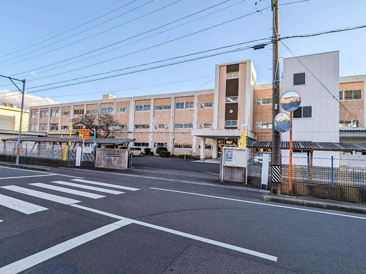 千代崎中学校まで約2.3km（徒歩29分）　全校生徒約560人、1学年あたり約180人です。1学年のクラス数は5～6クラス、1クラスの生徒数は約32人前後です。豊富な部活動に全国大会出場の部活動など文部両道を目指した中学校です。（※調査年度：2023年5月1日）