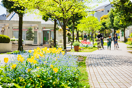 「イイコトテラス成田並木」の周辺一帯は開発が進行中で、街並みの統一感と美しさが際立っています。さらに、利便性向上を目指した道路拡張工事も実施中で、未来を見据えた街づくりが進んでいます。