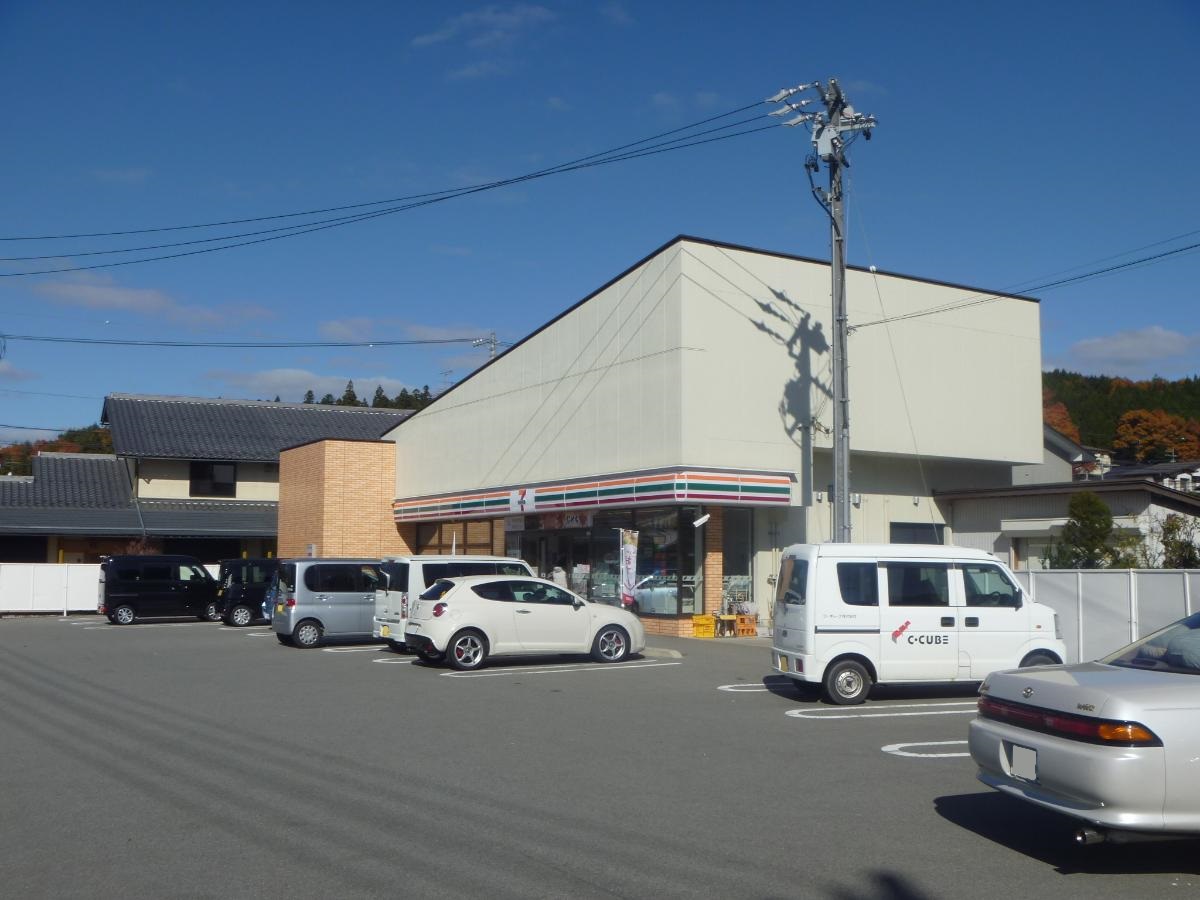 セブンイレブン　高山山王店まで約2.6km（車で約4分）　トンネルの入り口と出口両方にコンビニがあると便利ですね。