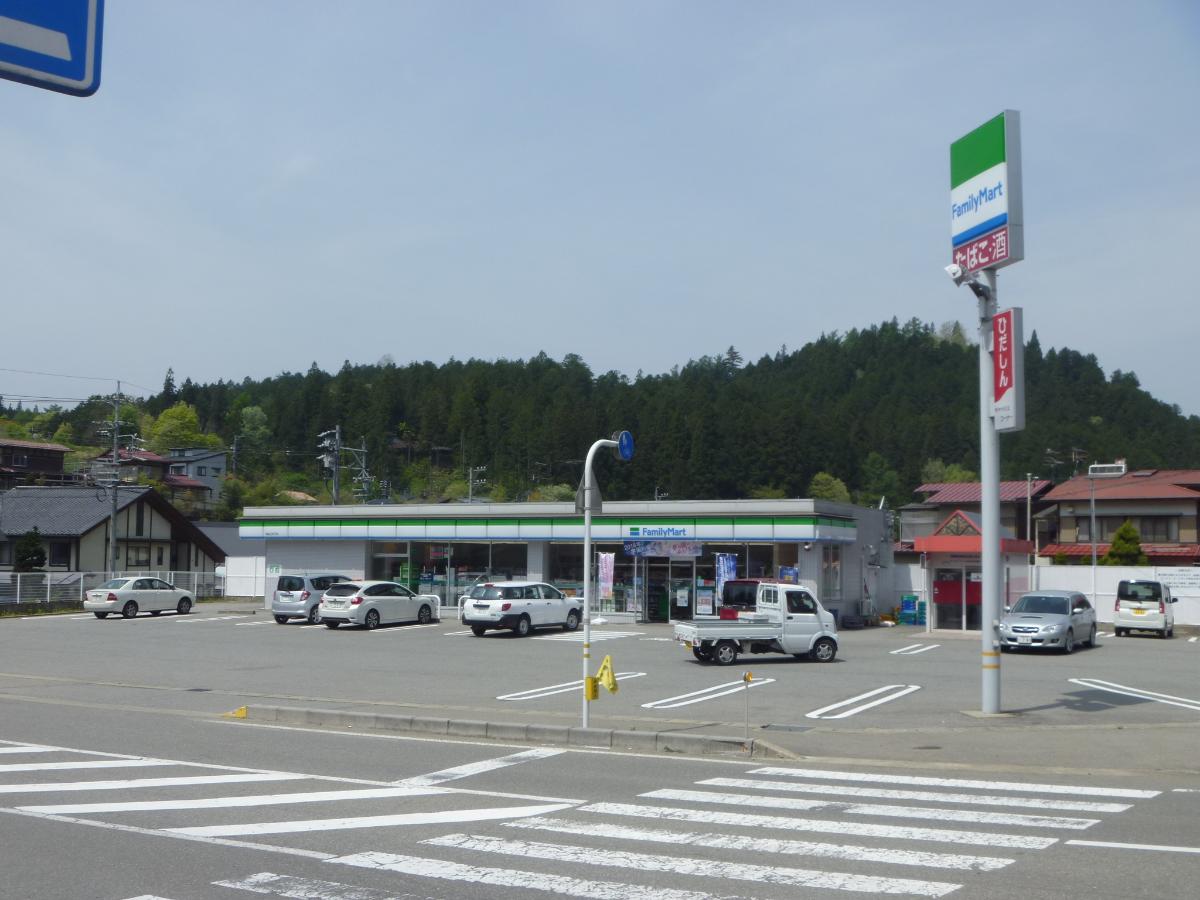 ファミリーマート　高山江名子店まで約1.6km（徒歩20分）　隣にコインランドリーもできて、ますます便利なコンビニに♪