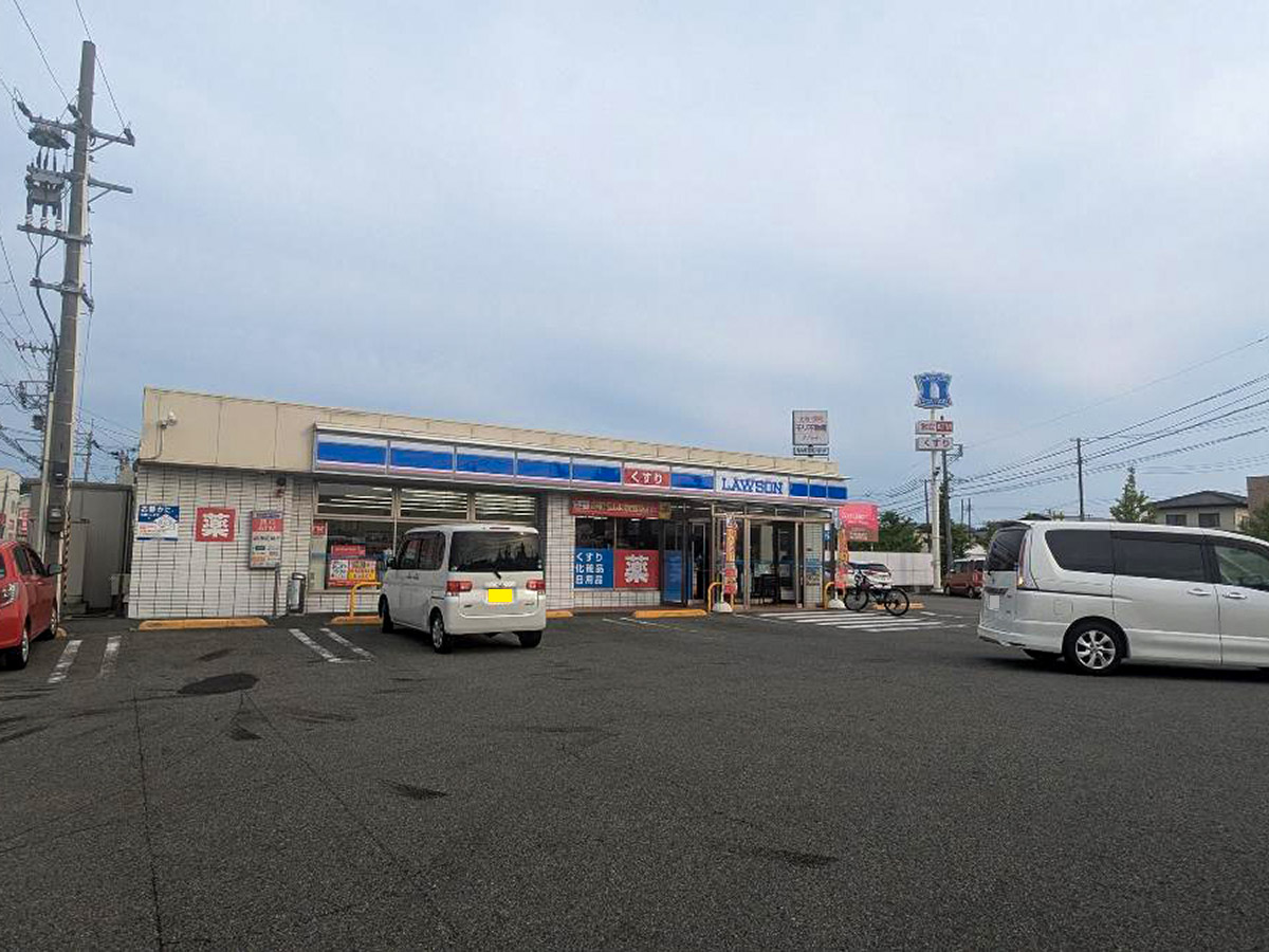 ローソン 秋田さくら店まで約600m（徒歩8分）　24時間営業、コンビニまで徒歩8分。急な買い物にもすぐ行けて便利です。
