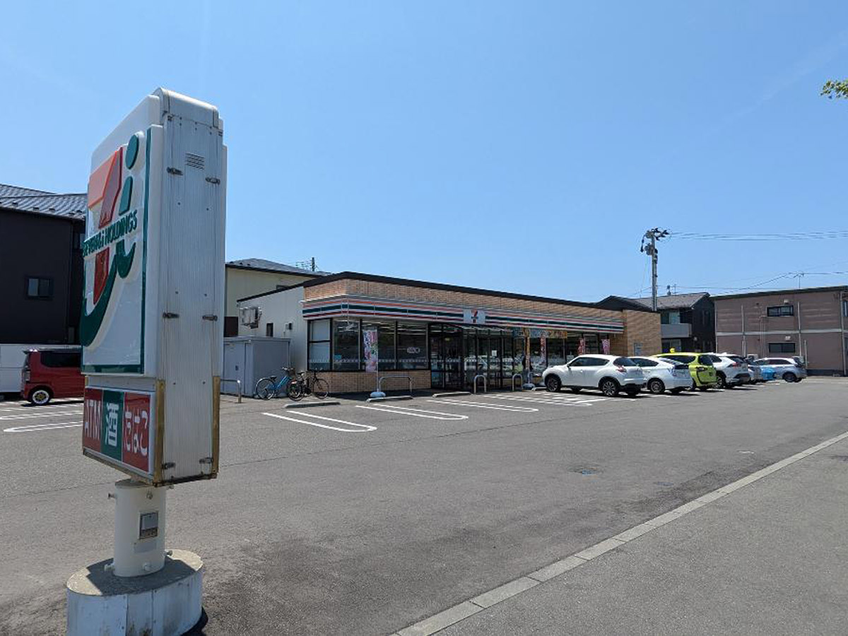 セブンイレブン 秋田東通8丁目店まで約1.4km　急なお買い物に便利。惣菜・冷凍食品も充実！お忙しい中での奥様の時短に一役買ってくれそうです。
