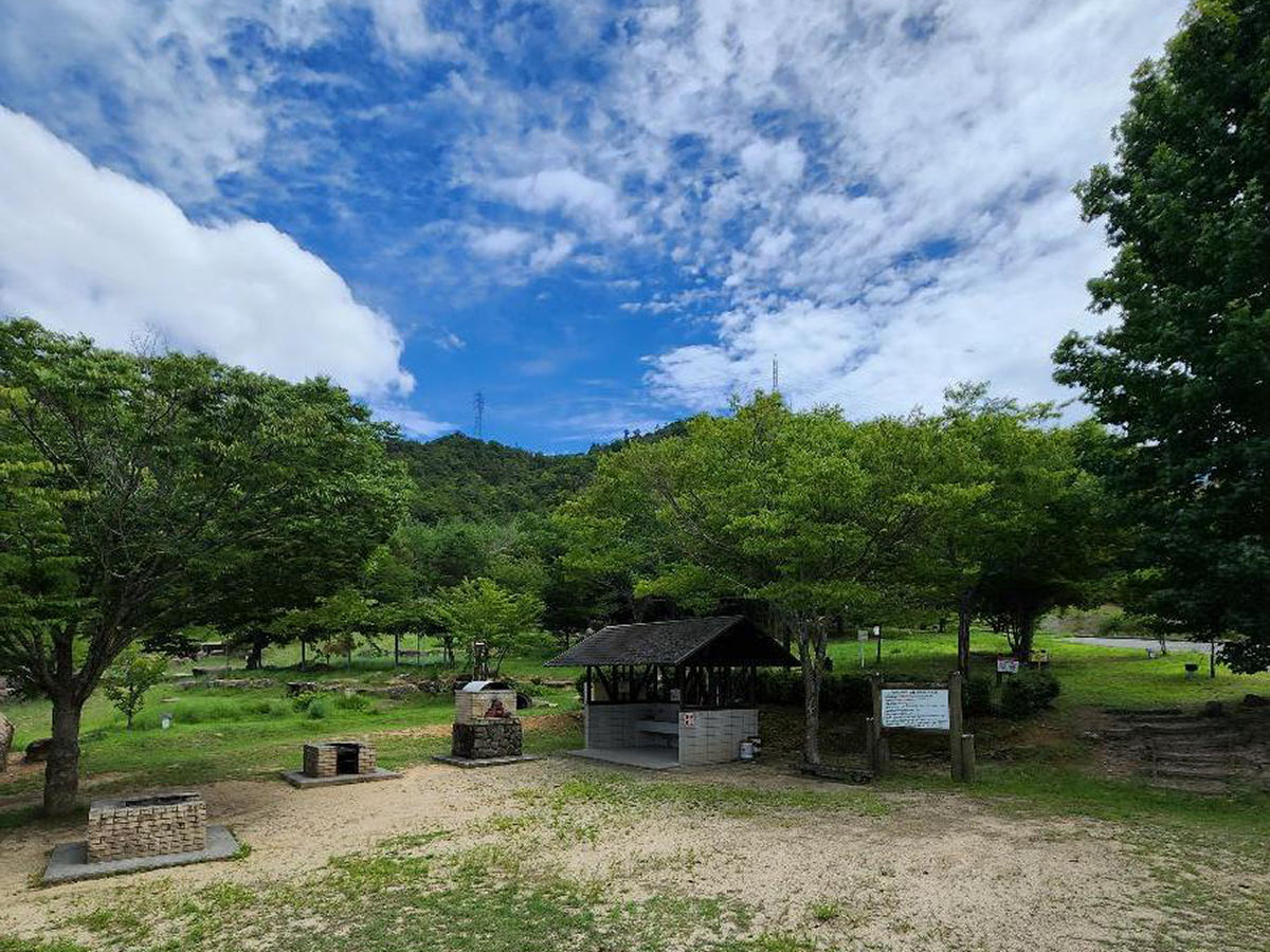 ファミリー公園まで約1km（徒歩13分）　家族みんなでＢＢＱなど楽しめます。