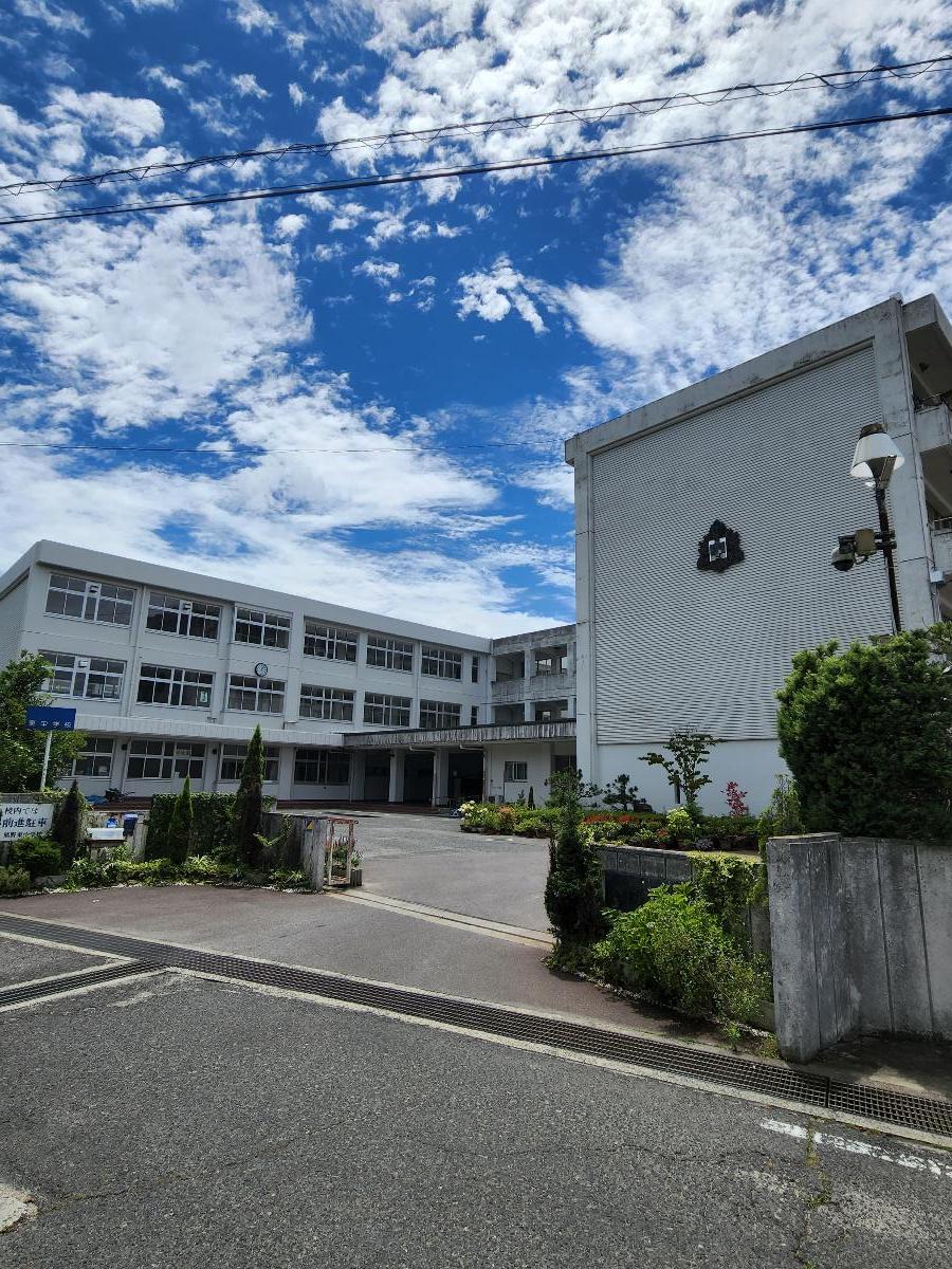 熊野東中学校まで約2.2km（徒歩28分）　自転車通学あり。部活動に励んだり、勉強をがんばったり、大人になる第一歩を学ぶ場所です。