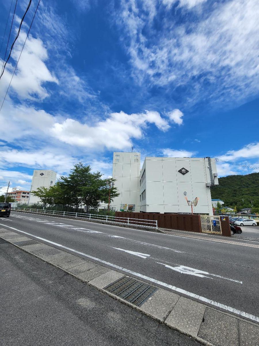 熊野第四小学校まで約790m（徒歩10分）　学校周りは広い道路になっており、わかりやすい場所にあるのでお子さんも安心して登下校できます。